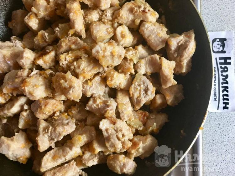 Свинина с овощами и макаронами на сковороде - фото шаг 5