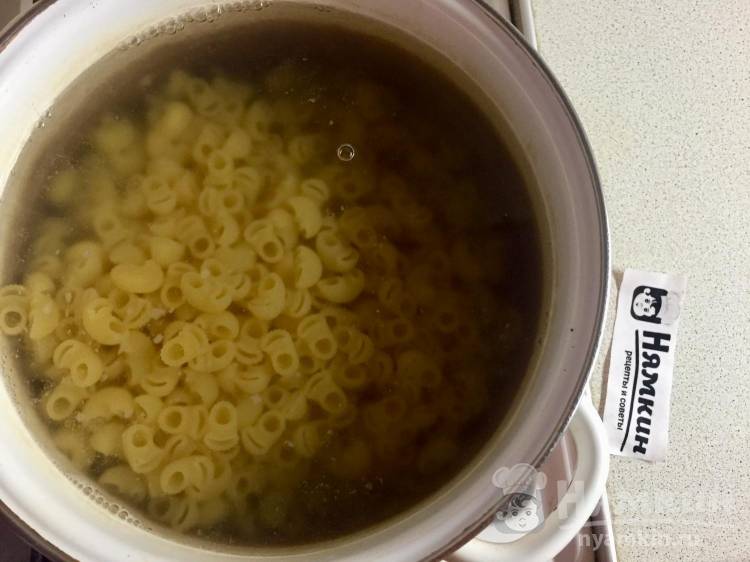 Свинина с овощами и макаронами на сковороде - фото шаг 6