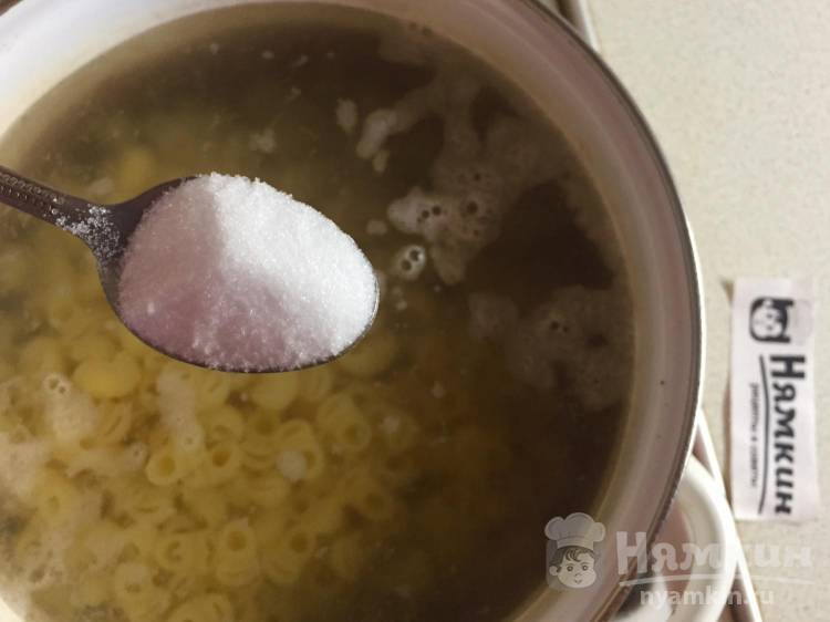 Свинина с овощами и макаронами на сковороде - фото шаг 7