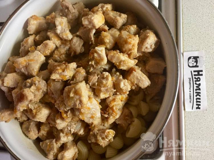 Свинина с овощами и макаронами на сковороде - фото шаг 9