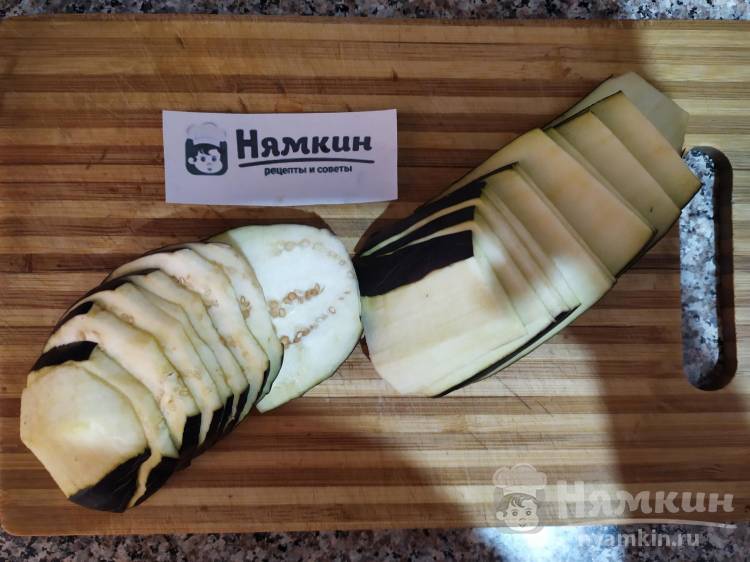 Тёплый салат-закуска из баклажанных чипсов - фото шаг 1