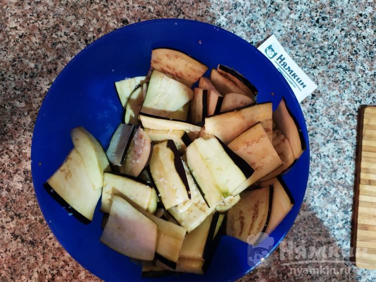 Тёплый салат-закуска из баклажанных чипсов - фото шаг 2