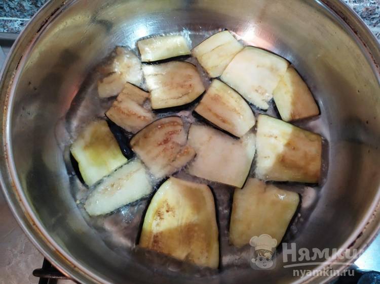 Тёплый салат-закуска из баклажанных чипсов - фото шаг 3