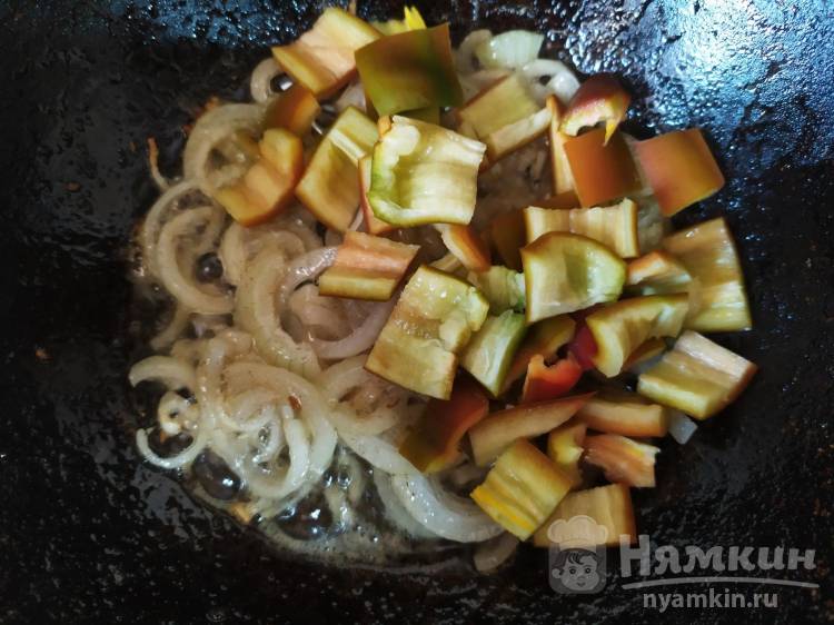 Тёплый салат-закуска из баклажанных чипсов - фото шаг 5