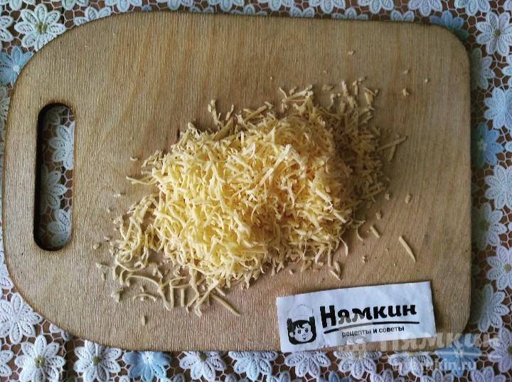 Пицца с колбасой, горошком и томатами на готовом тесте - фото шаг 3