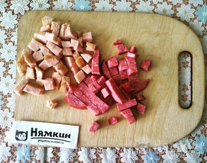 Пицца с колбасой, горошком и томатами на готовом тесте - фото шаг 2