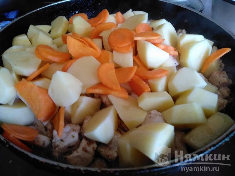 Запеченная курица в духовке целиком с яблоками и картофелем