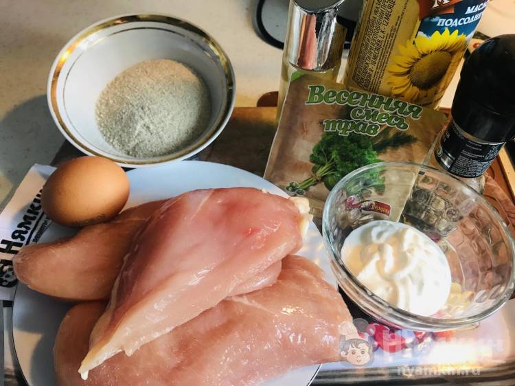 Куриные палочки в панировочных сухарях на сковороде - фото шаг 1