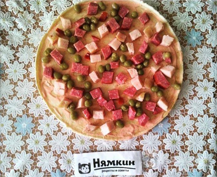 Пицца с колбасой, горошком и томатами на готовом тесте - фото шаг 4