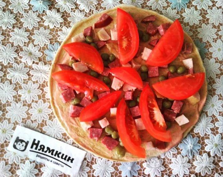Пицца с колбасой, горошком и томатами на готовом тесте - фото шаг 5