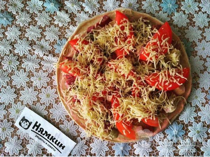 Пицца с колбасой, горошком и томатами на готовом тесте - фото шаг 6