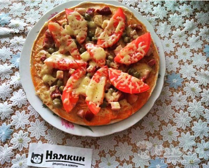 Пицца с колбасой, горошком и томатами на готовом тесте - фото шаг 7