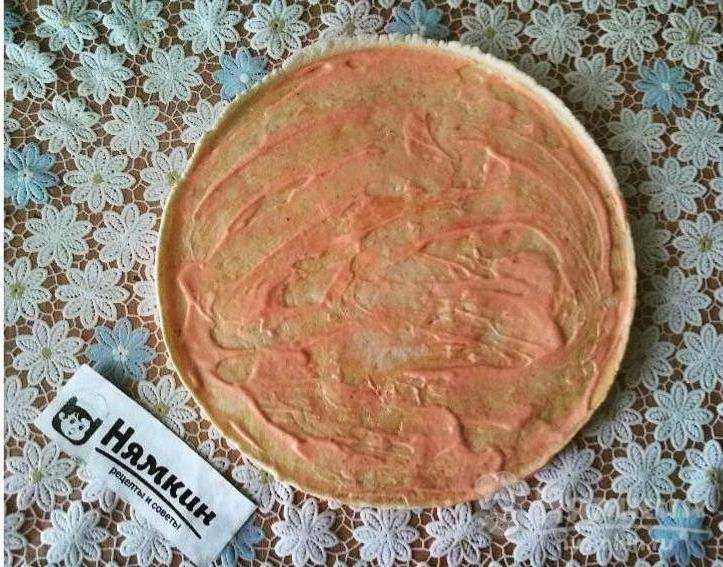 Пицца с колбасой, горошком и томатами на готовом тесте - фото шаг 1