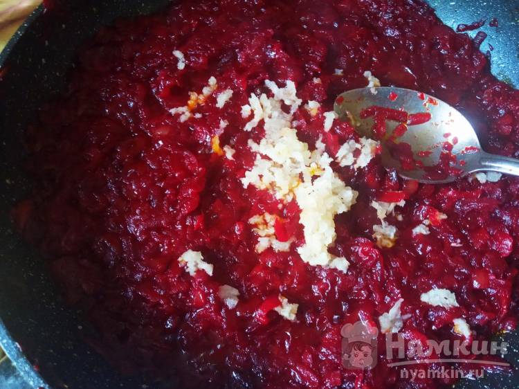 Вкуснейшая икра из свеклы с чесноком - фото шаг 7