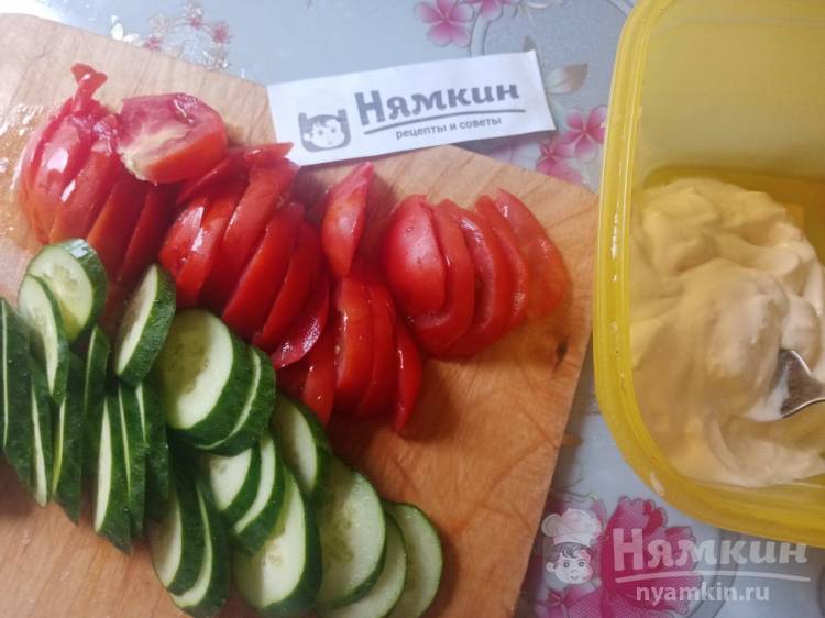 Бутерброды с помидорами, огурцами и шпротами - фото шаг 3
