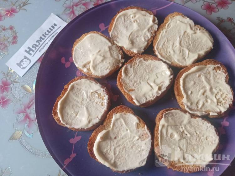 Бутерброды с помидорами, огурцами и шпротами - фото шаг 4
