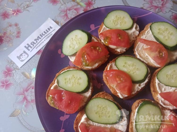 Бутерброды с помидорами, огурцами и шпротами - фото шаг 5