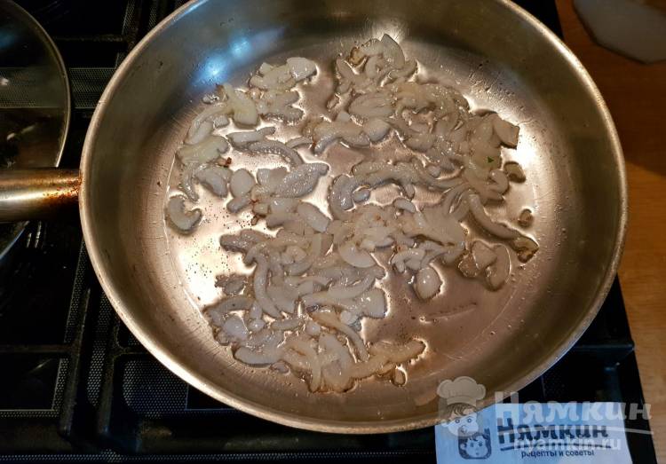 Омлет с овощами, курицей и лапшой быстрого приготовления: сытный и воздушный - фото шаг 2