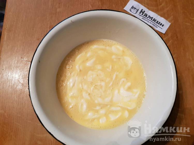 Омлет с овощами, курицей и лапшой быстрого приготовления: сытный и воздушный - фото шаг 5