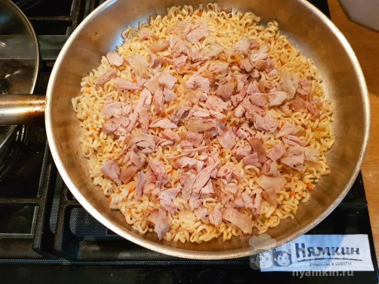Омлет с овощами, курицей и лапшой быстрого приготовления: сытный и воздушный - фото шаг 6