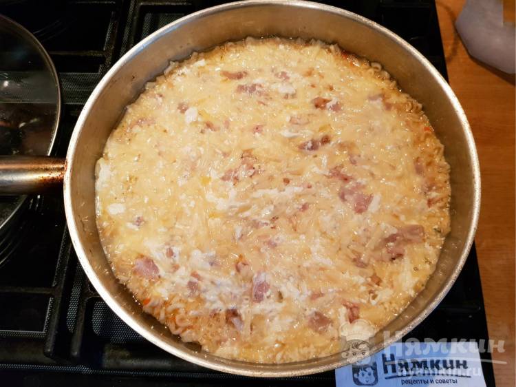 Омлет с овощами, курицей и лапшой быстрого приготовления: сытный и воздушный - фото шаг 7