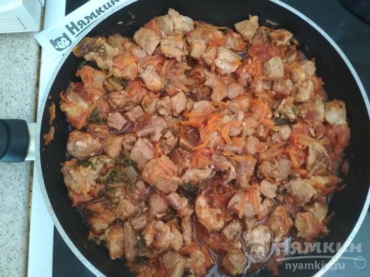 Гуляш из свинины с овощами на ужин - фото шаг 7