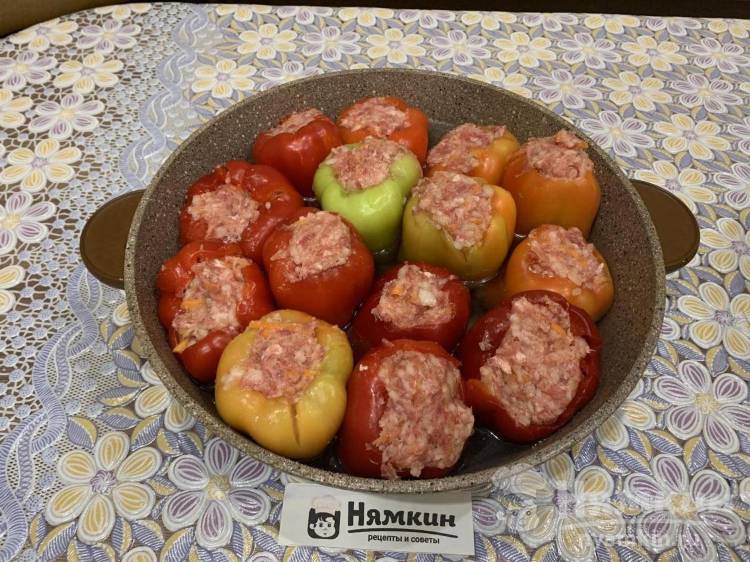 Фаршированные перцы с фаршем и рисом с томатной пастой в кастрюле - 12 пошаговых фото в рецепте