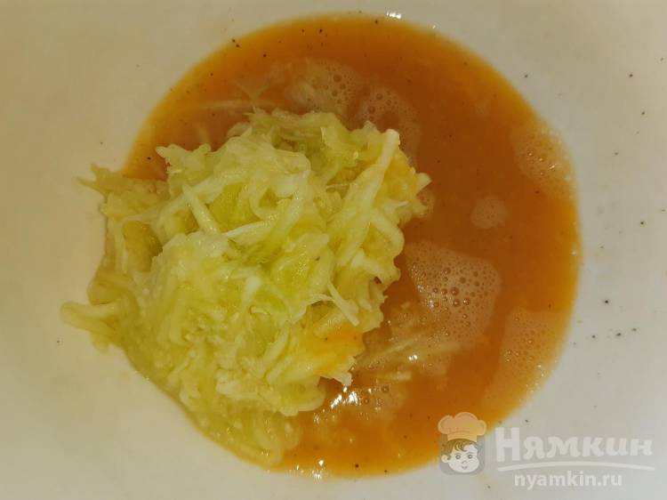Нежный омлет с кабачками без молока на сковороде - фото шаг 3