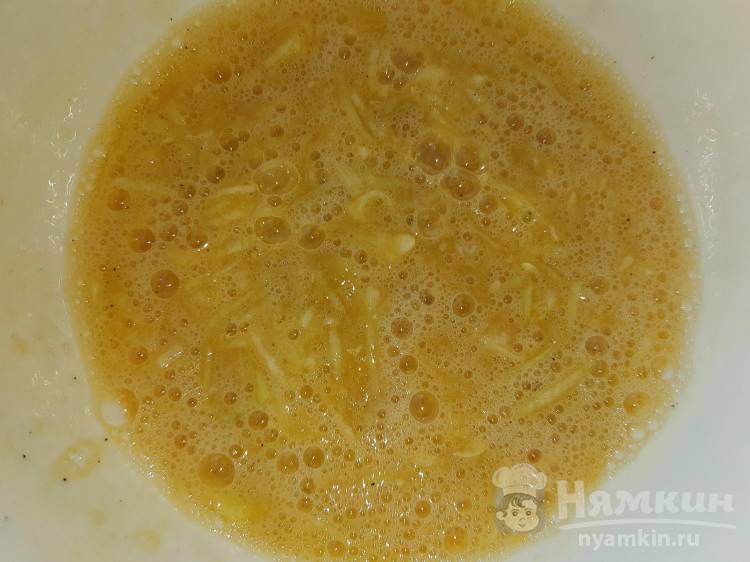 Нежный омлет с кабачками без молока на сковороде - фото шаг 4