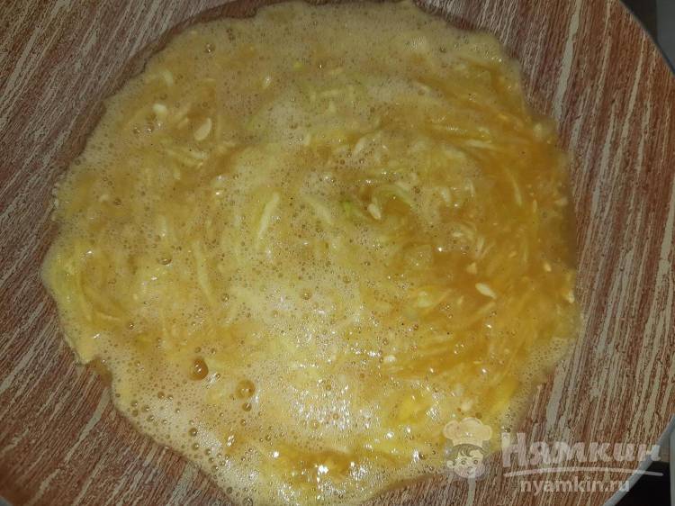 Нежный омлет с кабачками без молока на сковороде - фото шаг 5