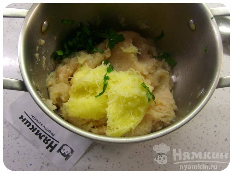 Нежные куриные котлеты с сыром внутри на сковороде - фото шаг 2