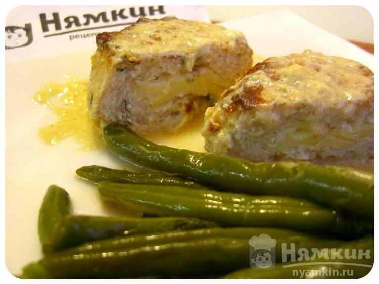 Нежные куриные котлеты с сыром внутри на сковороде - фото шаг 6
