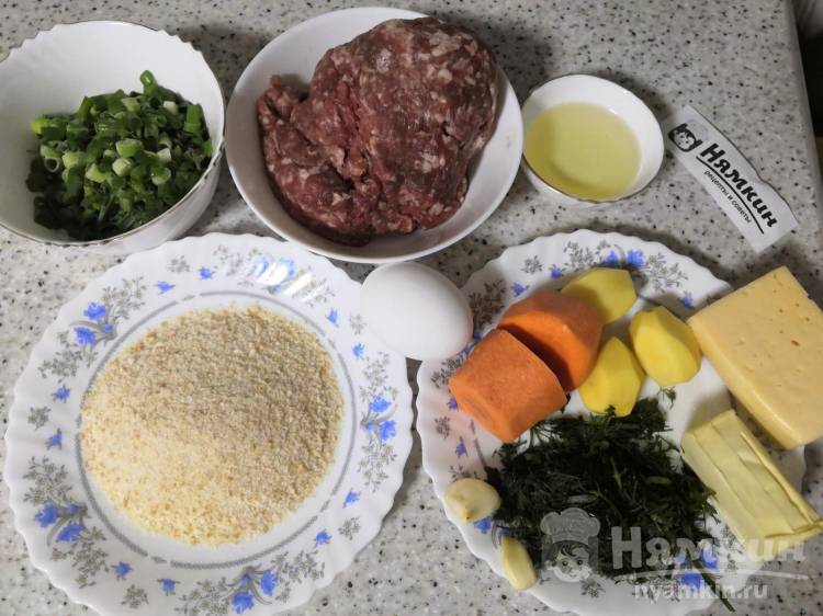 Мясные котлеты с сыром и сливочным маслом в панировочных сухарях на сковороде - фото шаг 1