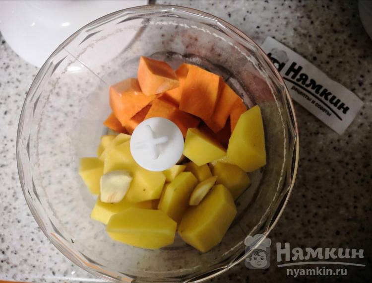 Мясные котлеты с сыром и сливочным маслом в панировочных сухарях на сковороде - фото шаг 2