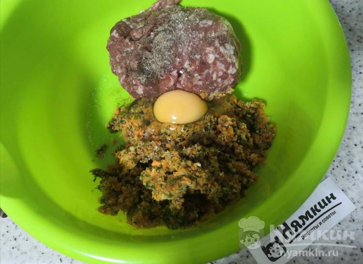 Мясные котлеты с сыром и сливочным маслом в панировочных сухарях на сковороде - фото шаг 4