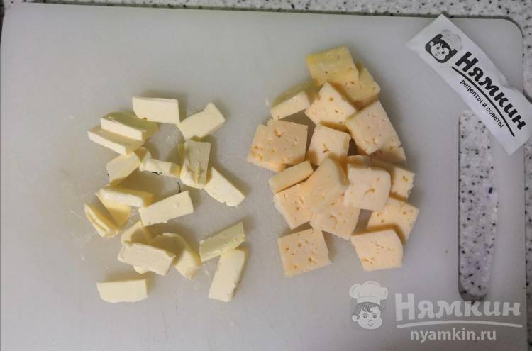 Мясные котлеты с сыром и сливочным маслом в панировочных сухарях на сковороде - фото шаг 5