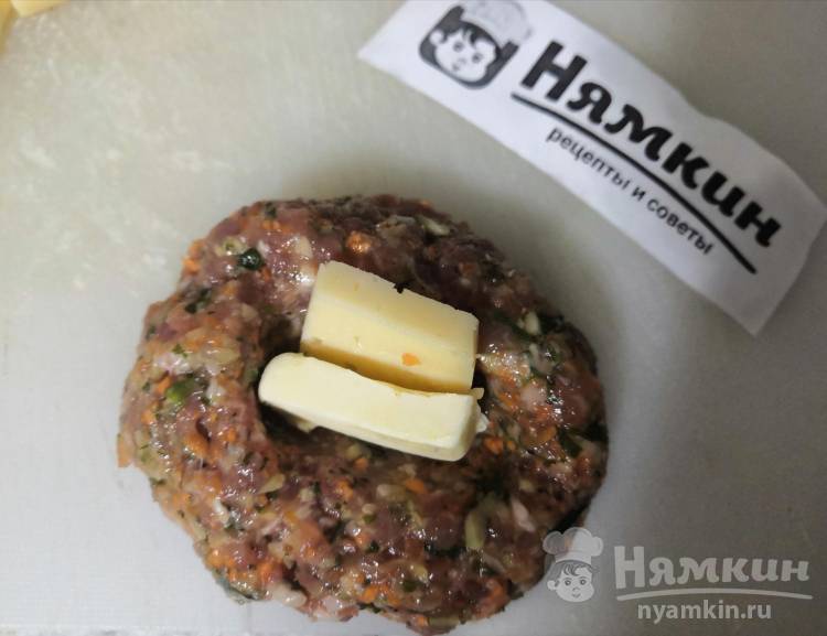 Мясные котлеты с сыром и сливочным маслом в панировочных сухарях на сковороде - фото шаг 6