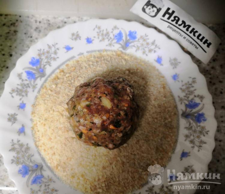 Мясные котлеты с сыром и сливочным маслом в панировочных сухарях на сковороде - фото шаг 7