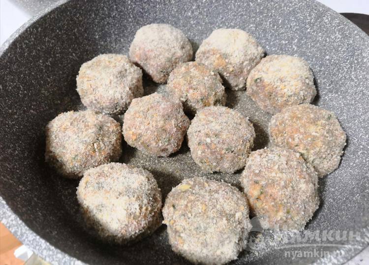 Мясные котлеты с сыром и сливочным маслом в панировочных сухарях на сковороде - фото шаг 8