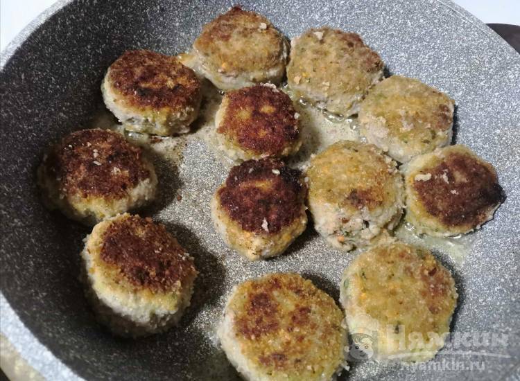 Мясные котлеты с сыром и сливочным маслом в панировочных сухарях на сковороде - фото шаг 9