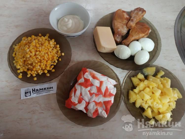 Салат с ананасом, курицей, кукурузой, яйцами и сыром