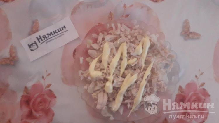 Простой салат с ананасом, курицей и сыром слоями - фото шаг 3