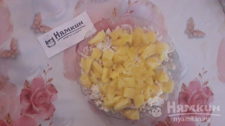 Простой салат с ананасом, курицей и сыром слоями - фото шаг 5