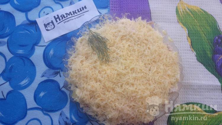 Простой салат с ананасом, курицей и сыром слоями - фото шаг 7