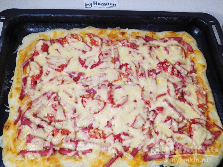 Пицца на дрожжевом тесте в духовке рецепт с фото с колбасой и сыром