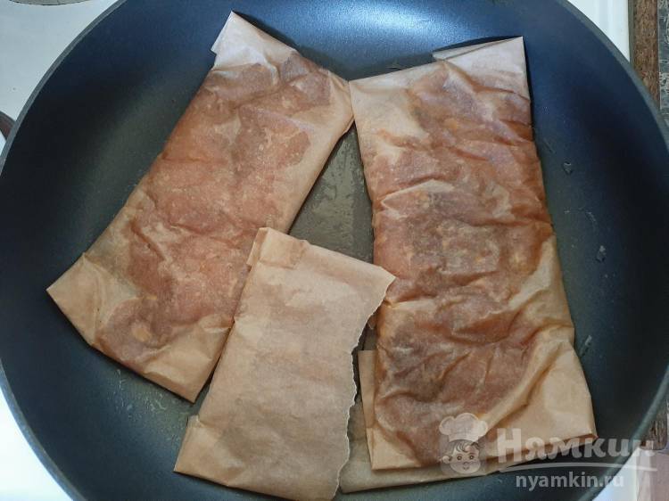 Как пожарить рыбу на пергаментной бумаге на сковороде