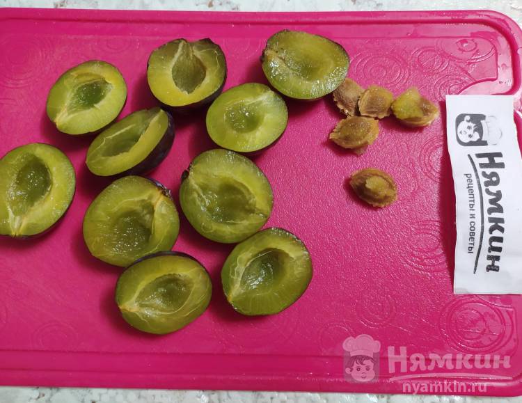 Заготовки из сливы половинками без косточек на зиму - фото шаг 2