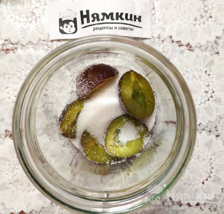 Заготовки из сливы половинками без косточек на зиму - фото шаг 3