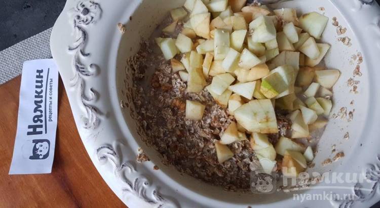 Запеканка из овсяных хлопьев с яблоками и грецкими орехами - фото шаг 5