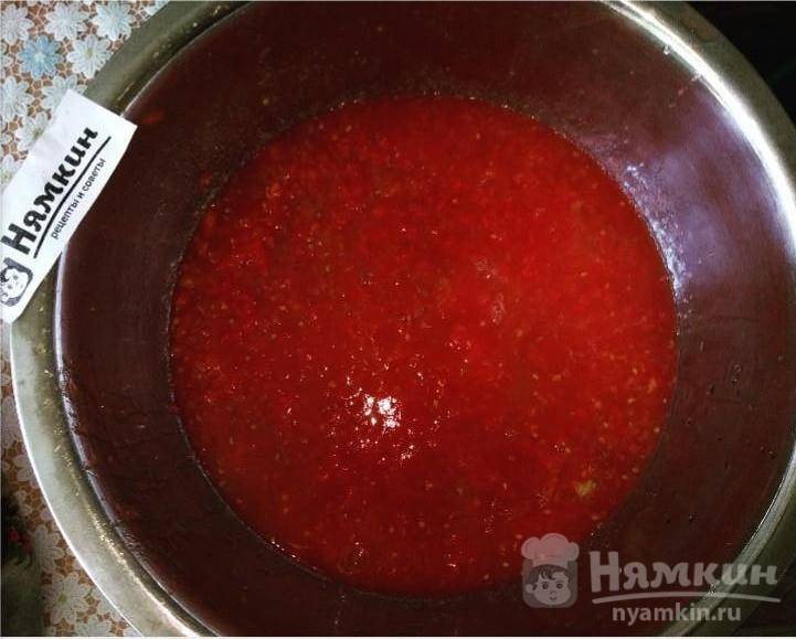 Огурцы в томатной заливке с чесноком: консервация на зиму - фото шаг 1